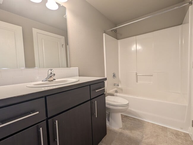 Building Photo - 2bdrm/1bthrm home with beautiful finishes!