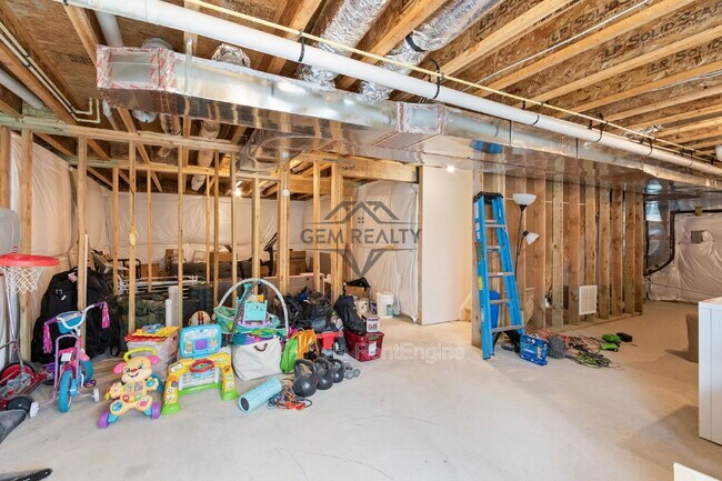 Building Photo - 102 Monroe St