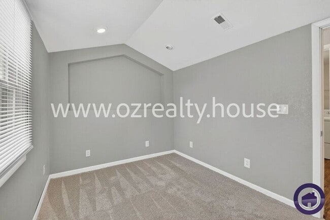 Building Photo - 307 Venice Dr