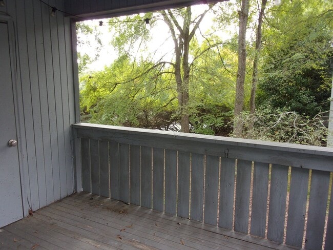 Building Photo - 2 Bedroom 1 Bath Condo with Private Deck in Hunters Chase