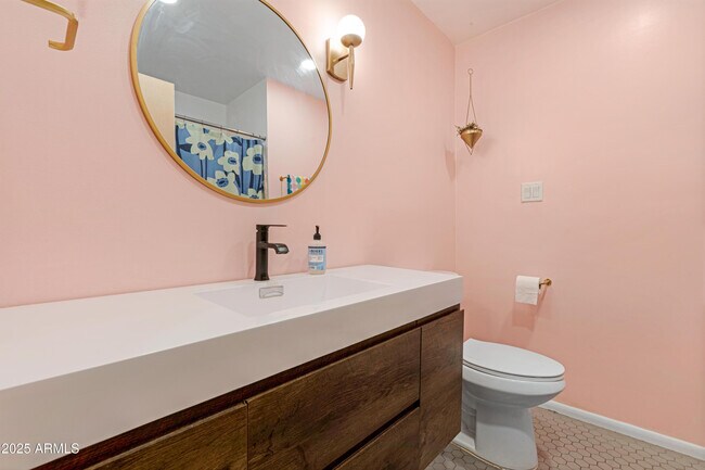 Building Photo - 1021 W Las Palmaritas Dr