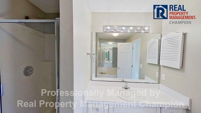 Building Photo - Spacious Upper Level Condo w/Open Floorplan and Split Bedrooms