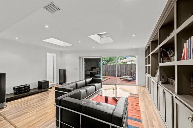 Building Photo - 1221 SW 18th St