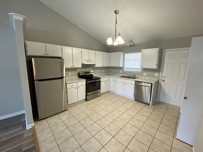 Building Photo - 2 bed 2 bath duplex