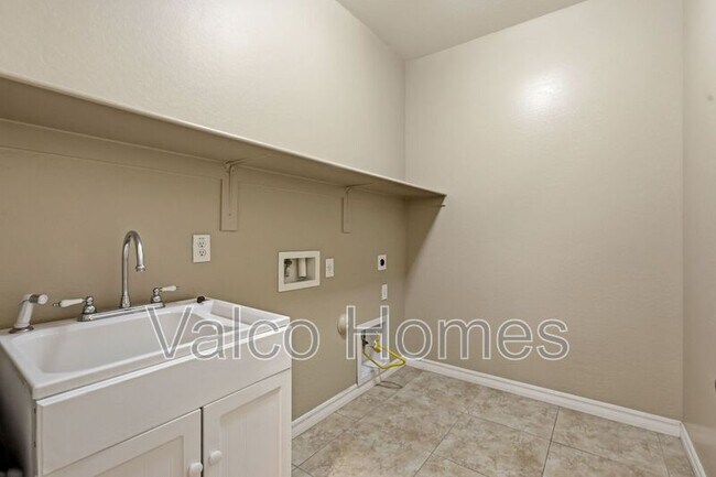 Building Photo - 2717 E Ficus Way