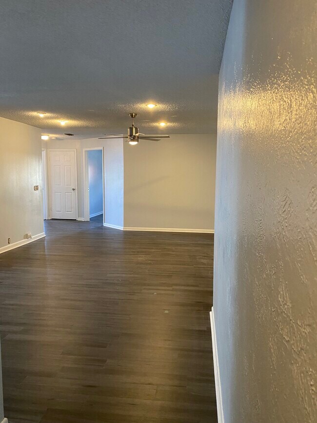 Open living area - 120 N Woodland Blvd