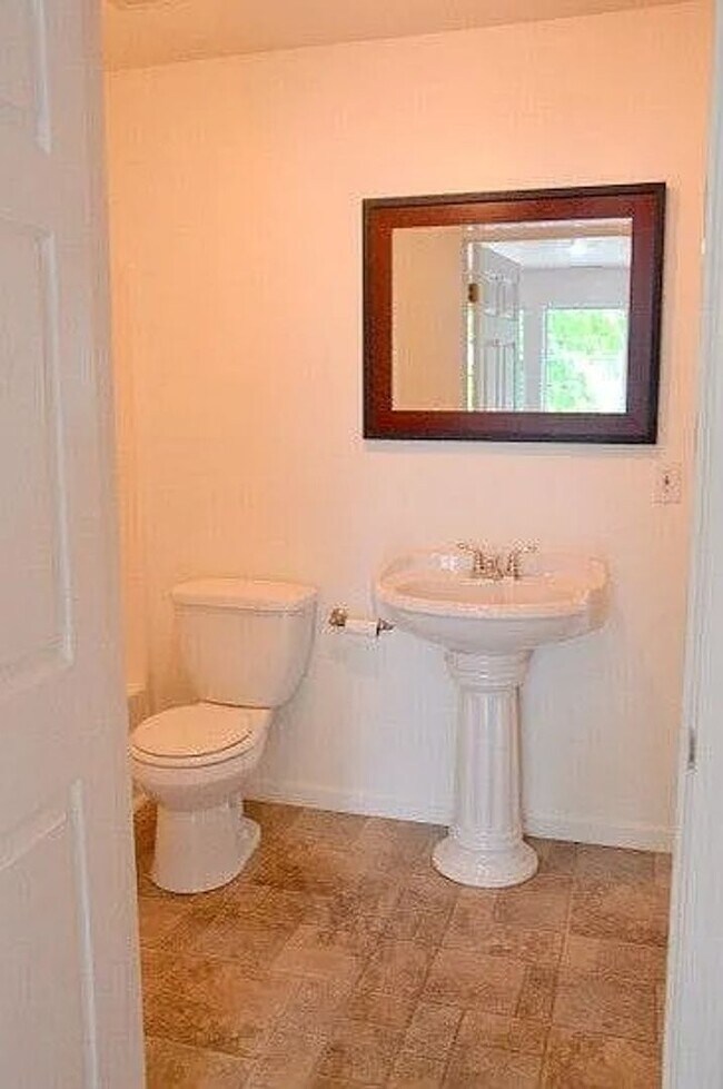 Building Photo - 411 E Scott St