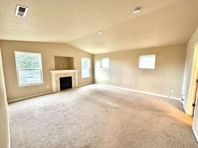 Building Photo - Beautiful 6-bedroom 4-bathroom home in an upscale neighborhood in the Sexton Mountain section of ...