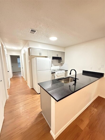 Building Photo - 1118 Hazelton St