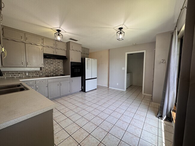 Building Photo - 2301 Perrin Dr