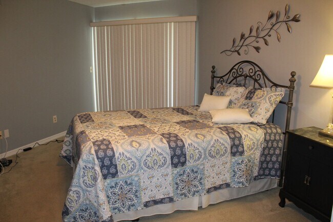 Building Photo - Furnished condo