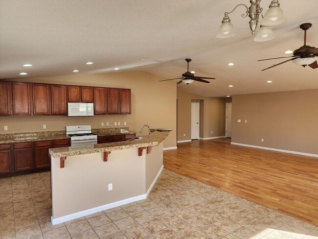 Building Photo - 4 Bedroom Home with 3 Car Garage in Dayton-Riverpark