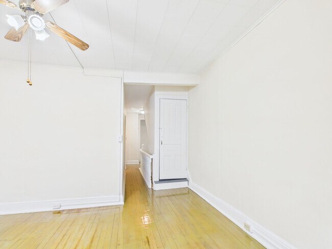 Building Photo - 735 N George St