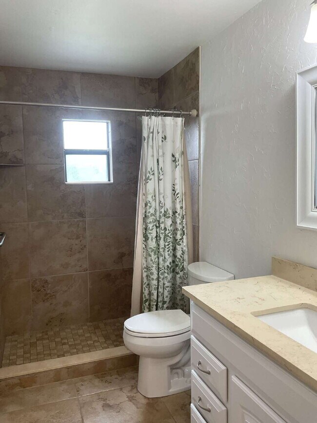 Building Photo - Charming 3-Bedroom Oasis with 2 Full Baths...