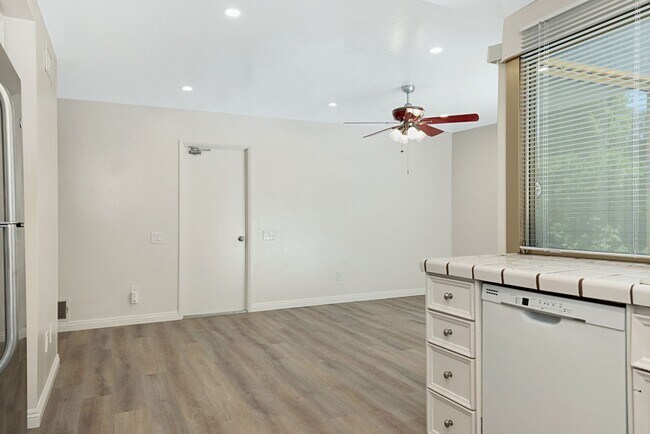Building Photo - Beautiful & Large Home in Quiet Gatewood Hills - Private Backyard - 2-Car Garage