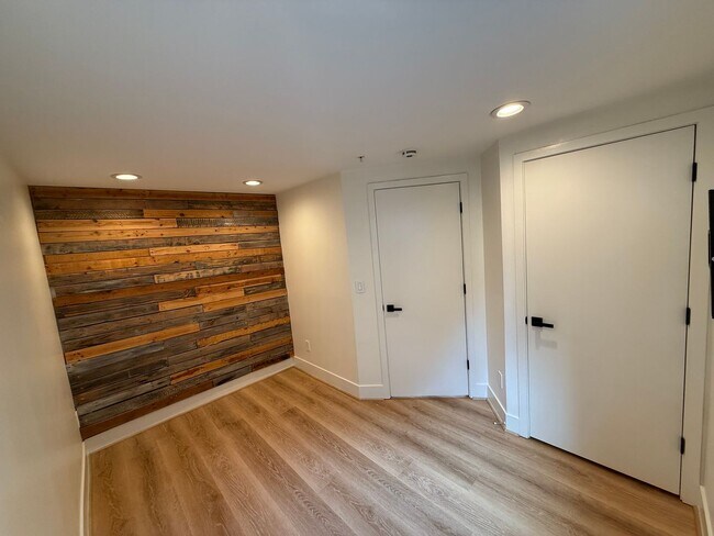 Building Photo - Modern Townhome Just One Block from Green ...