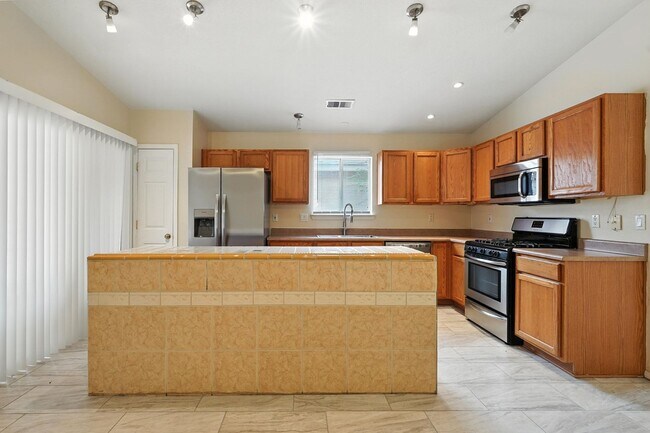 Building Photo - For Rent | 3 Bed / 2 Bath | 2 Car Garage |...