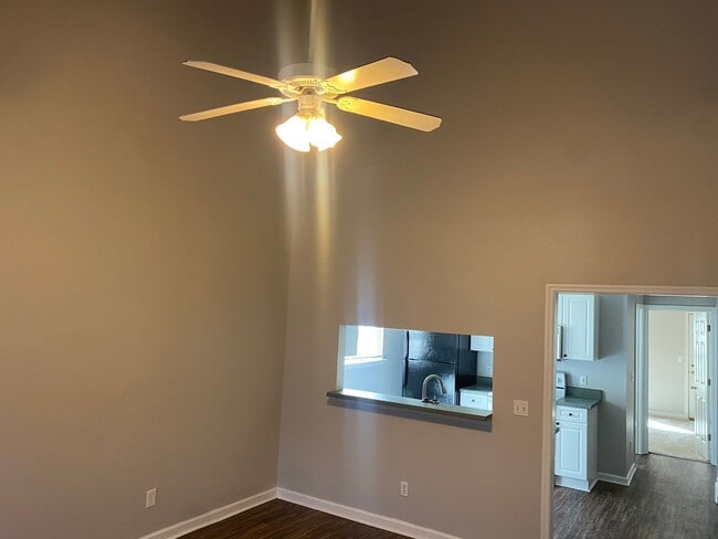 Building Photo - Beautiful 3 Bedroom 3 Bath