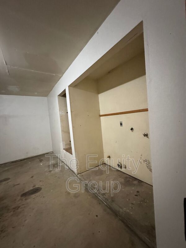 Building Photo - 736 S Linwood St