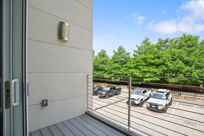 Building Photo - 604 N Bluff Dr