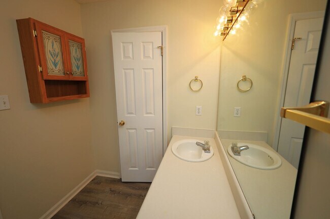 Building Photo - 4200 Shadowwood Dr
