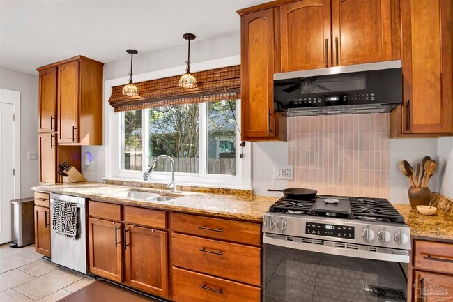 Building Photo - 1306 E Hernandez St