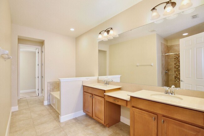 Building Photo - Stylish and Spacious 3/2.5 Townhome with Premium Features and Community Pools