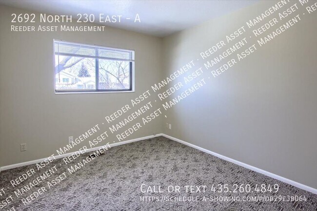 Building Photo - Large 2 Bed/1 Bath Upstairs Apartment In N...