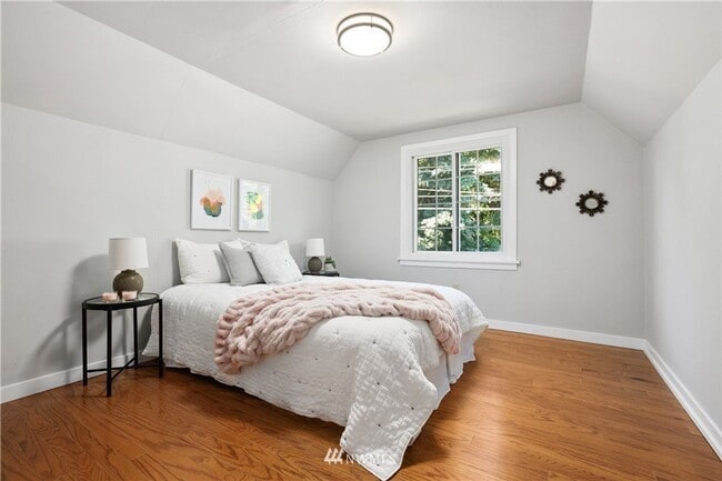Building Photo - Spacious Montlake Rental with Stunning Vie...