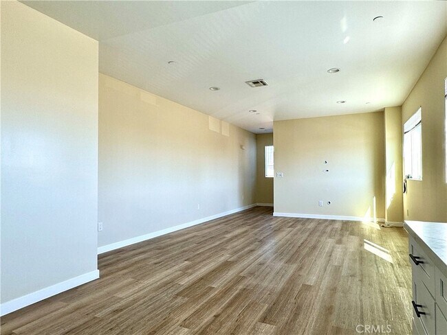 Building Photo - 1002 E 33rd St