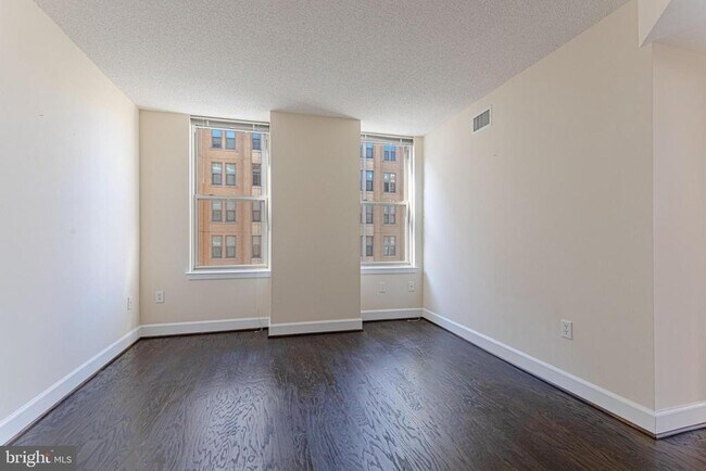 Building Photo - 1205 N Garfield St