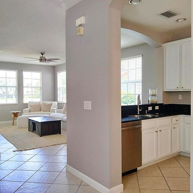 Building Photo - 647 Castle Dr