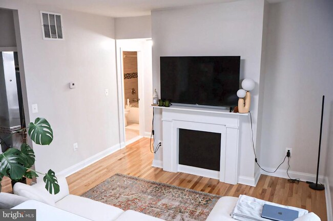 Building Photo - 1734 Bolton St