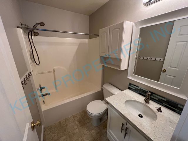 Building Photo - Charming 3-Bed Oasis with 2.5 Baths in Sandy, OR - 1215 Sq Ft of Cozy Living!