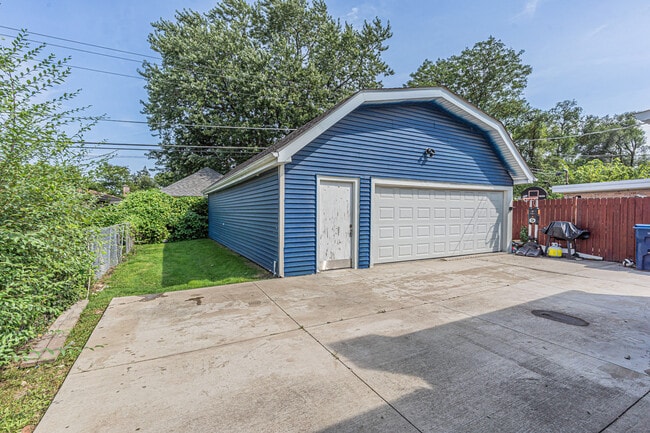 Building Photo - 534 Lawler Ave