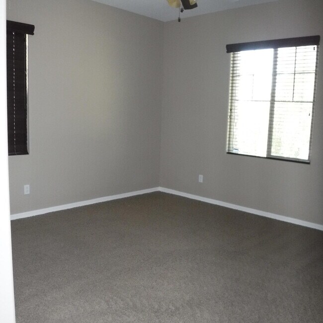 Building Photo - 3391 E Yellowstone Pl