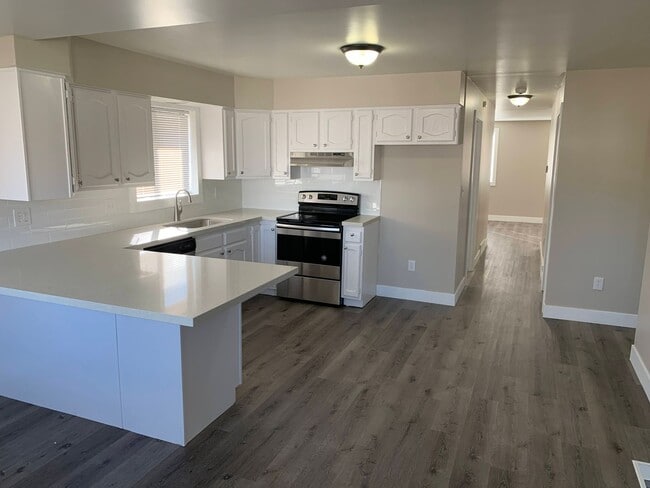 Building Photo - Updated 4 Bed Home with Large Yard