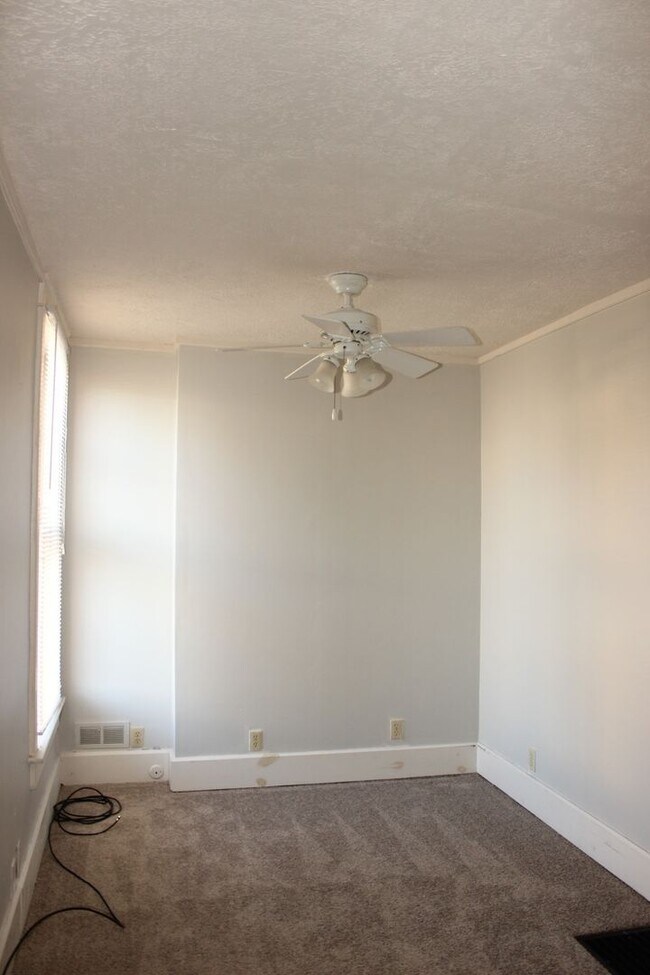Building Photo - Close to Campus: Dishwasher and Washer/Dryer Included