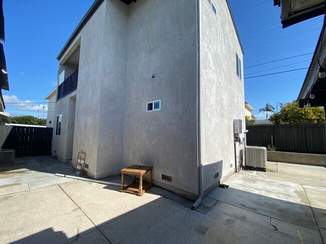 Building Photo - 4BD/2BA, Quick Walk to Campus!