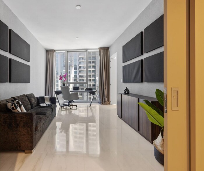 Building Photo - 300 Biscayne Boulevard Way