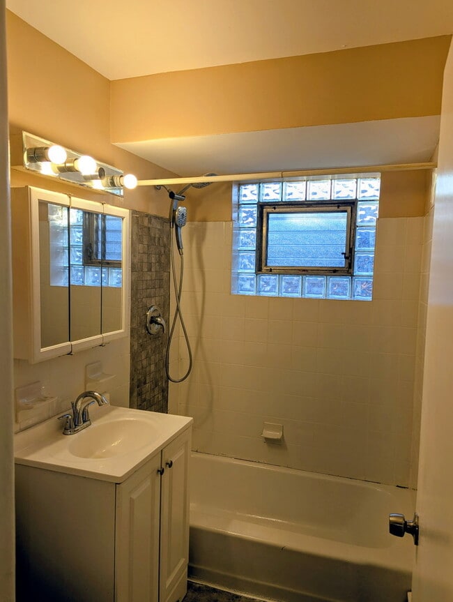 Building Photo - 406 E 109th St