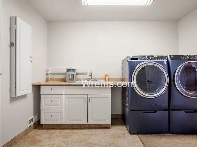 Building Photo - 3200 sq ft 3BR/3BA Home in Latah Valley – Bonus Shop Available