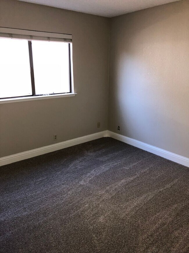 Building Photo - 1409 Elm St
