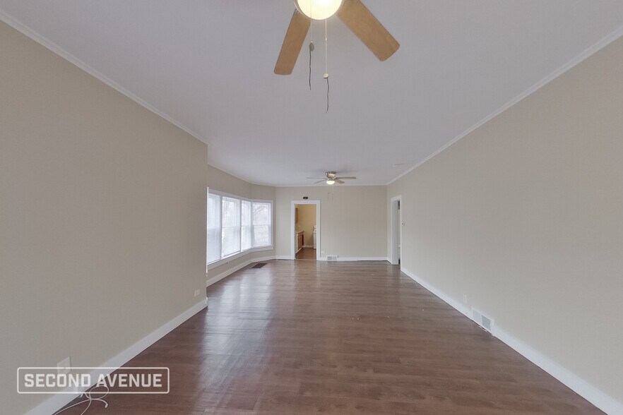 Building Photo - 601 E 4th St