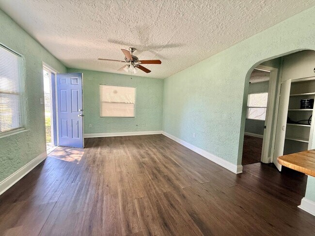Building Photo - Super Cute 3/2 Close to Downtown!