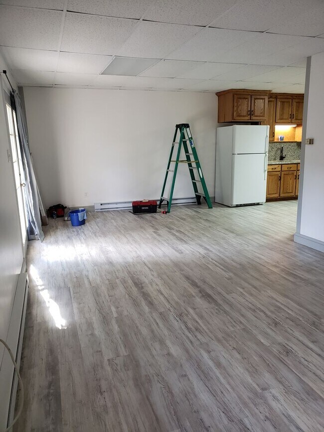 Building Photo - 15475 Oak Rd