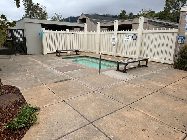 Building Photo - 204 Larkspur Plaza Dr