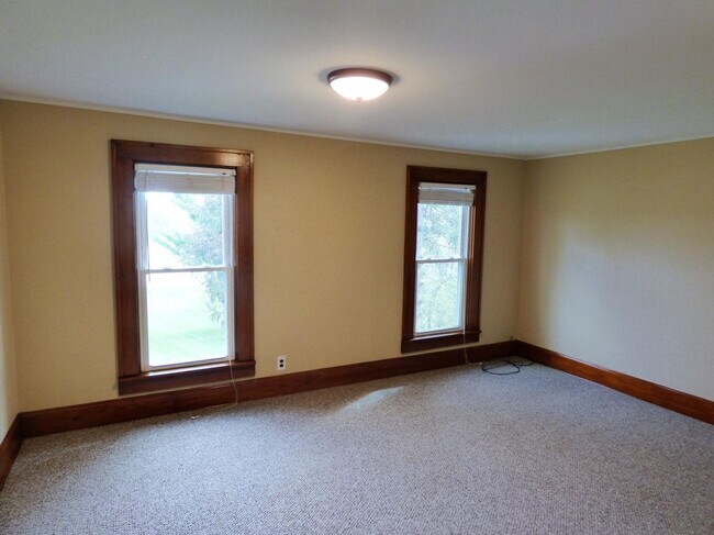 Building Photo - 3BR 1BA Farmhouse!
