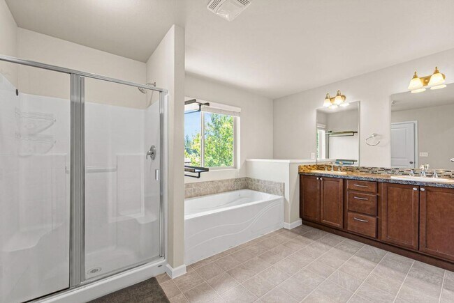Building Photo - Fully Furnished 5-Bedroom Horizon Pointe H...