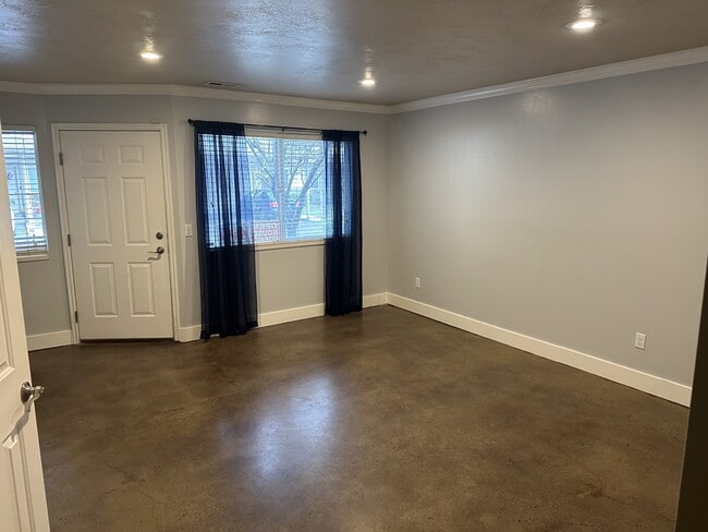Building Photo - 630 W Allen Cove